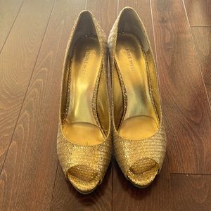 Nine West size 8.5 peep toe gold shoes